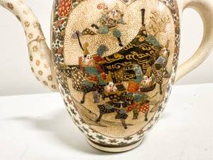 lot 147 image: Japanese Antique Satsuma Teapot, Meiji Period