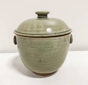 lot 148 image: Chinese Celadon Ceramic Covered Jar