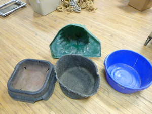 lot 15 image: 4 Farm Feeders