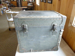 lot 84 image: Vintage 1955 Military Trunk
