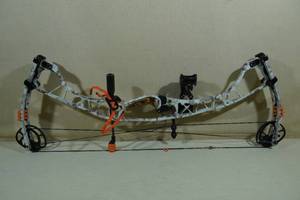 lot 15 image: Hoyt Spyder Thirty-Four RH Compound Bow - 60#30