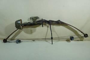 lot 16 image: Vintage HoytEaston RAM Hunter II RH Compound Bow - 60#31