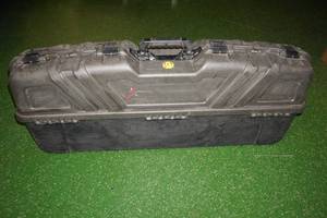 lot 18 image: Vertical Compound Bow Case