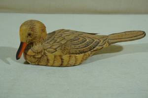 lot 91 image: Vintage Bamboo Straw Hand Carved Duck