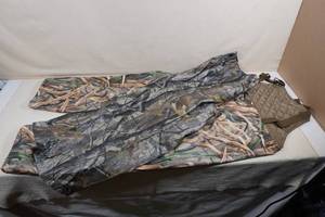 lot 97 image: Realtree Camo Pants XL & Overalls Large