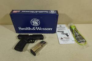 lot 13B image: NEW Smith & Wesson SD40VE .40 S&W Semi-Auto Pistol - 2 Magazines
