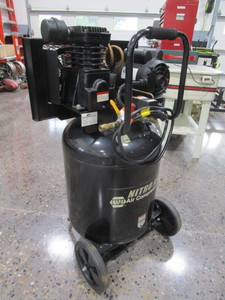 lot 4 image: Air Compressor