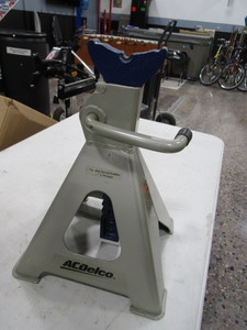 lot 70 image: 6 ton Jack Stands