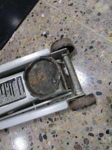 lot 73 image: Floor Jack