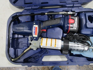 lot 104 image: Lincoln Cordless Grease Gun