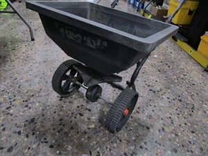 lot 302 image: Fertilizer Spreader