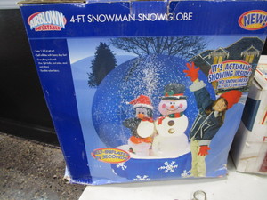 lot 322 image: Holiday Inflatables, Timers & Chords