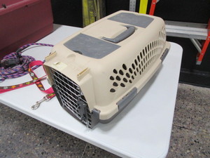 lot 325 image: Pet Kennels & Leashes
