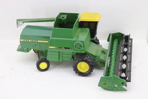 lot 4 image: John Deere Combine