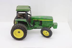 lot 18 image: John Deere 4960 Tractor