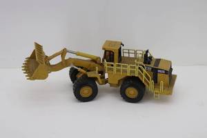 lot 20 image: Cat 992G Diecast Loader