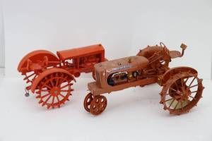 lot 29 image: (2) Allis Chalmers 112 Diecast Tractors
