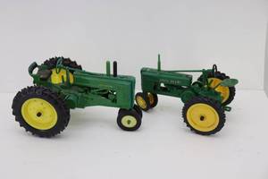 lot 30 image: (2) John Deere Diecast