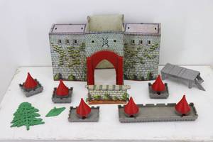 lot 46 image: Vintage 1956 Marx Robin Hood Midevil Castle & Toy Set