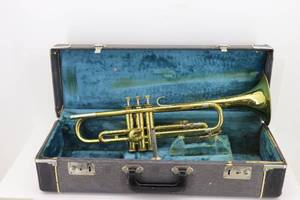 lot 71 image: Holton Collegiate Trumpet & Case