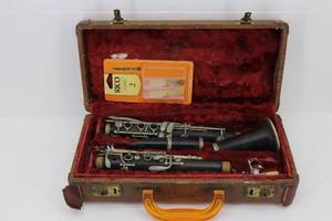 lot 82 image: Getzen Deluxe Clarinet