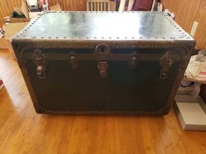 lot 29 image: Beautiful Old Trunk