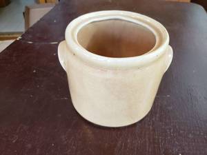 lot 32 image: 1420s McCoy Flower Pot
