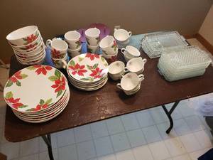 lot 76 image: Flower Dishes and Vintage Glass Plates