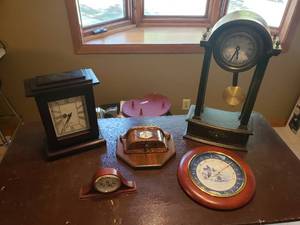 lot 80 image: Lot of 5 Clocks
