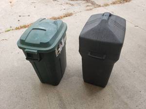 lot 122 image: Lot of 2 Garbage Cans with Lids