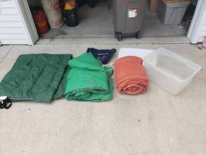 lot 123 image: Sleeping Bags and Tote