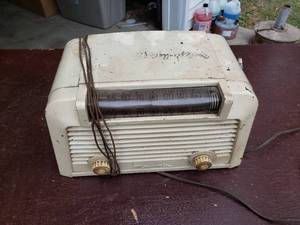 lot 164 image: Vintage Motorola Radio