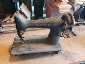 lot 177 image: Vintage Singer Sewing Machine