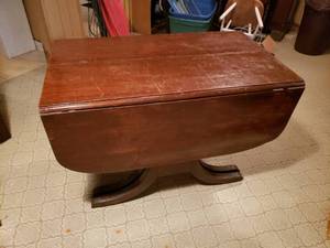 lot 103 image: Vintage Drop Leaf Dining Room Table