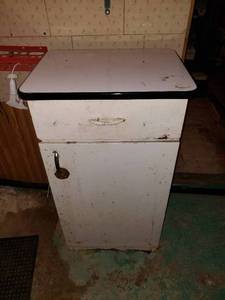 lot 106 image: Vintage Enamel Top Metal Cabinet Including Contents