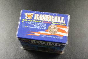 lot 25 image: 1987 Fleer Update Glossy Baseball Complete Set Tin  Greg Maddux - Mark McGwire - Fred McGriff Rookie Cards