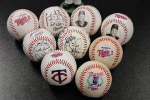 lot 31 image: Commemorative Baseball Lot & Jim Kaat Bobblehead  9 Baseballs