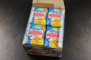 lot 35 image: 1989 Topps Baseball Partial Hobby Box  35 Packs
