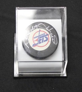 lot 80 image: Winnipeg Jets Bobby Hull Autograph Puck w Display Case