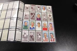 lot 89 image: Vintage 1930s Churchmans Cigarettes & Wills Cigarettes Soccer Trading Card Lot  100 Cards