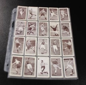 lot 94 image: Vintage Various Brands Soccer Trading Card Lot  142 Cards