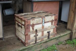 lot 1102 image: Vintage Steamer Trunk