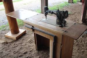 lot 1104 image: Vintage Singer Sewing Machine with Sewing Cabinet Table