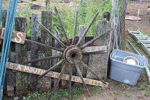lot 1127 image: Vintage 50 Wagon Wheel Hub