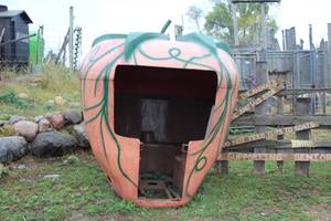 lot 940 image: Pumpkin theme Berry-Go-Round