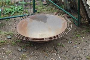 lot 1014 image: Cast Iron Fire Pit