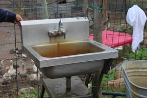 lot 1018 image: Stainless Steel Hose-Operated Sink