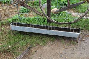 lot 1040 image: Vintage Chicken Feeder