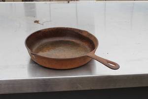 lot 1042 image: 10 Cast Iron Skillet