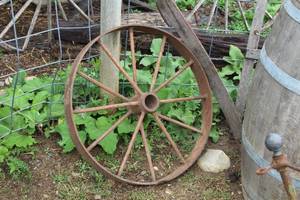 lot 1045 image: Vintage 28 Metal Wagon Wheel